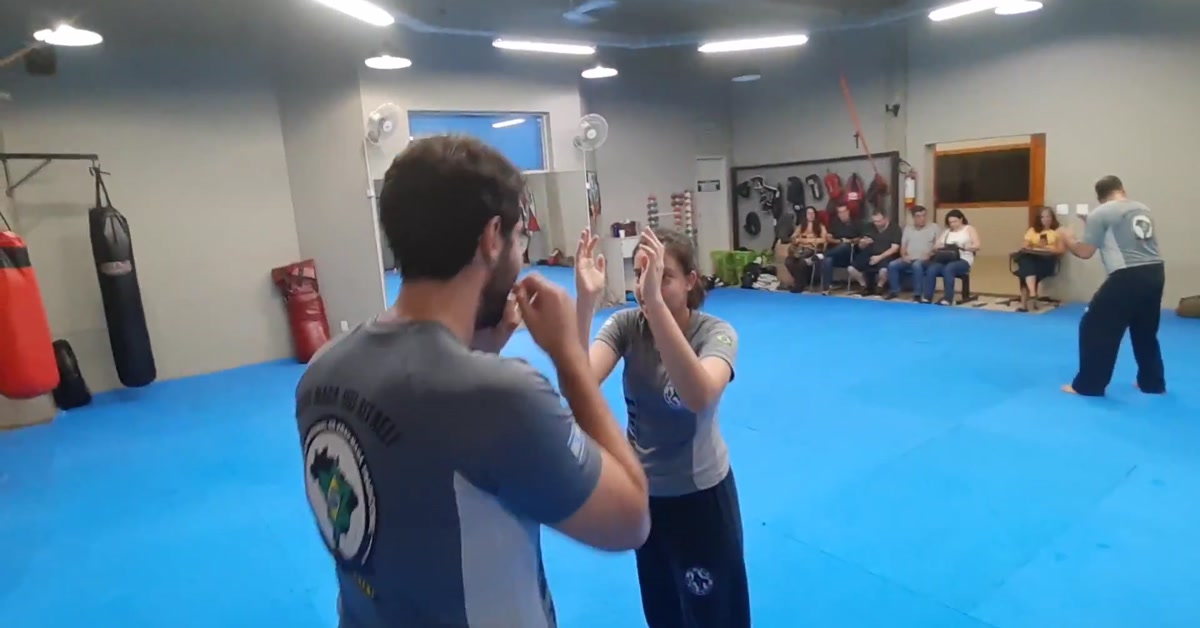 Mulher treinando defesa pessoal em Belo Horizonte
